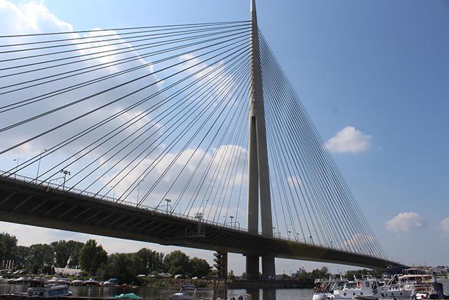 Most na Adi, liftovi