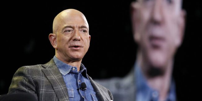 Džef Bezos (Jeff Bezos) Bernar Arno ispod Bezosa