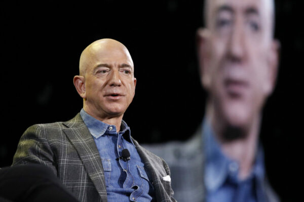 Džef Bezos (Jeff Bezos) Bernar Arno ispod Bezosa