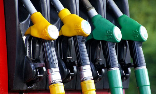 Gorivo dizel Maksimalne maloprodajne cena dizela u Srbiji biće nepromenjene u narednih sedam dana i litar dizela će koštati 196 dinara, a benzina (BMB95) 183 dinara.Maksimalne maloprodajne cena dizela u Srbiji biće nepromenjene u narednih sedam dana i litar dizela će koštati 196 dinara, a benzina (BMB95) 183 dinara.