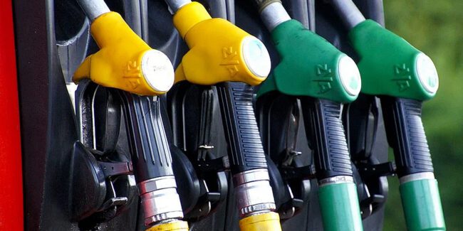 Gorivo dizel Maksimalne maloprodajne cena dizela u Srbiji biće nepromenjene u narednih sedam dana i litar dizela će koštati 196 dinara, a benzina (BMB95) 183 dinara.Maksimalne maloprodajne cena dizela u Srbiji biće nepromenjene u narednih sedam dana i litar dizela će koštati 196 dinara, a benzina (BMB95) 183 dinara.