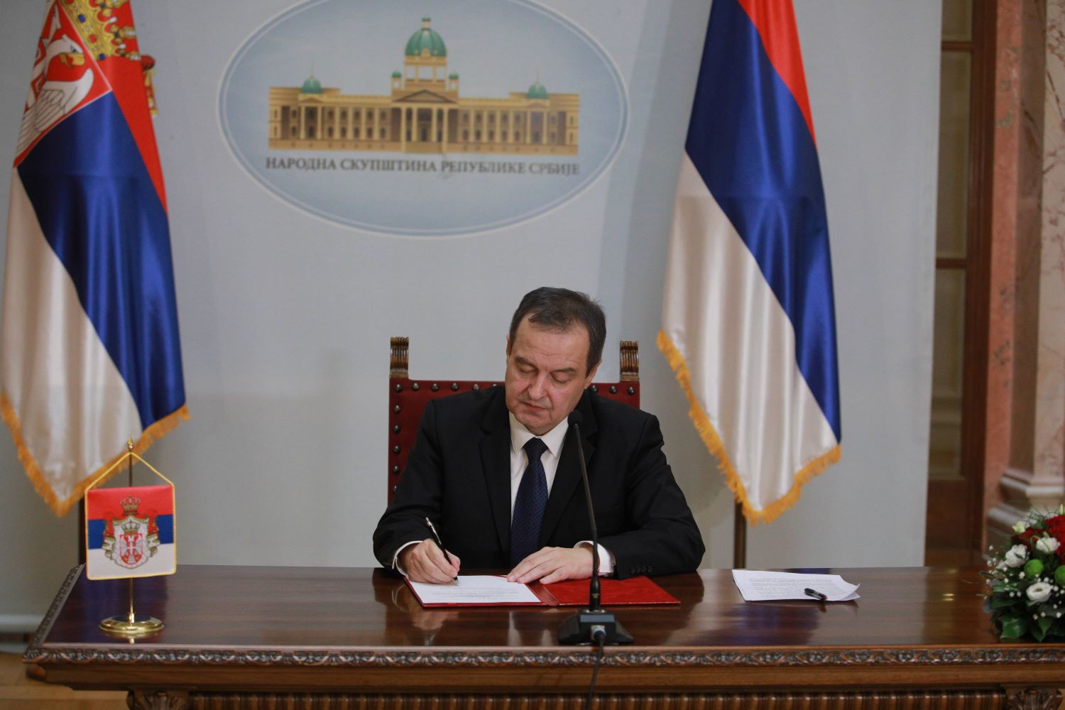 Ivica Dačić potpisuje odluku o raspisivanju izbora na lokalu