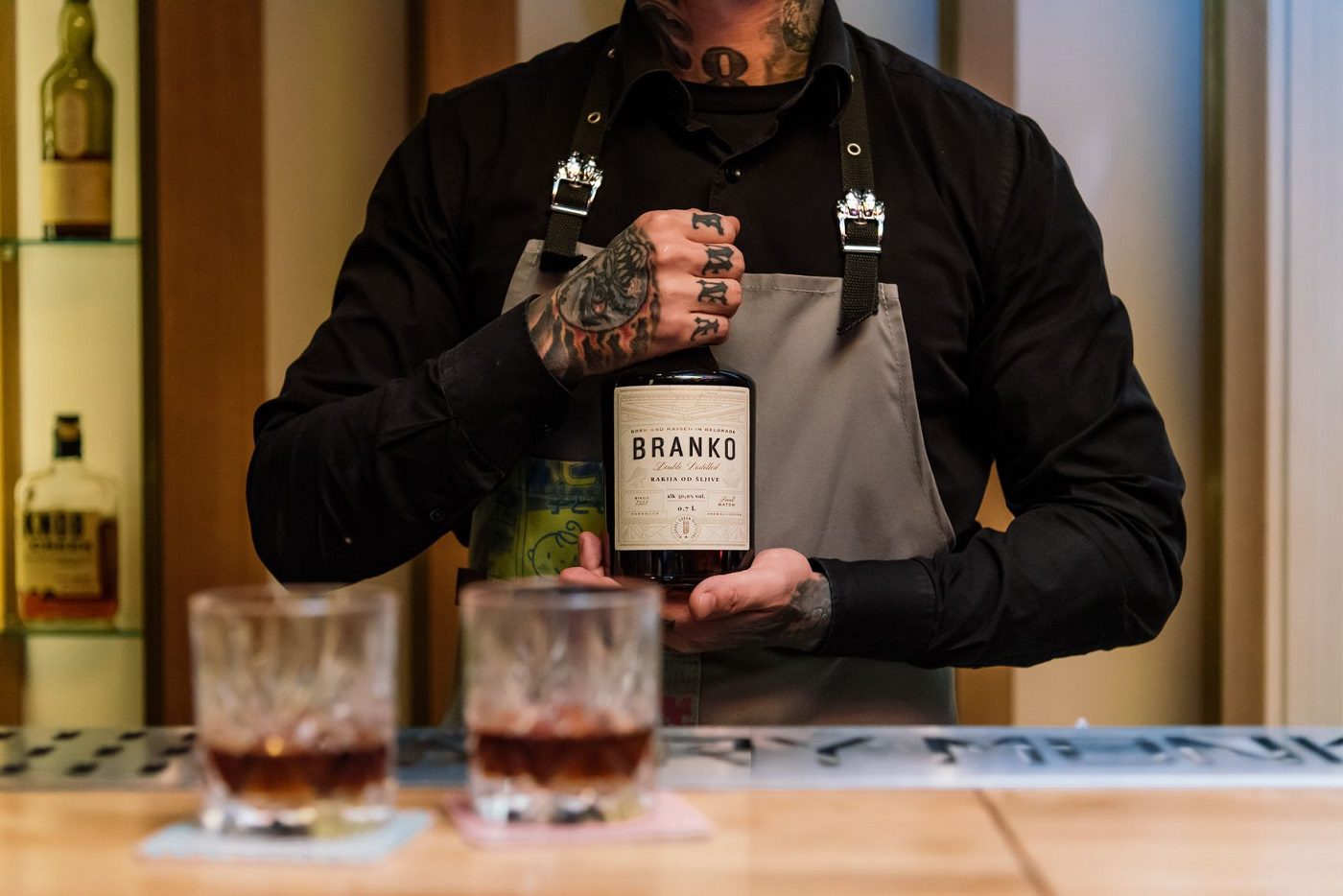 Barmen sa Branko rakijom