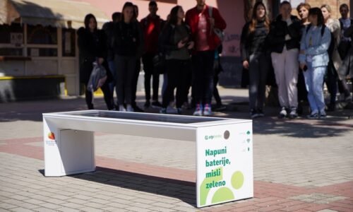 Strawberry pametna klupa