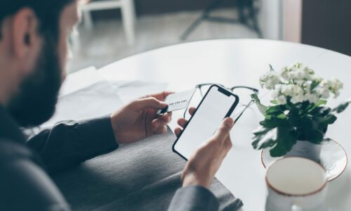 pexels, roming muškarac mobilni telefon