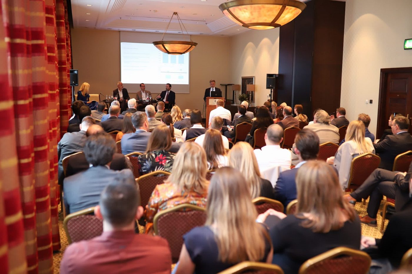 Govornici na panelu, publika