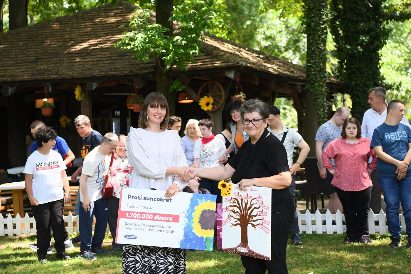 Bojana Petrašek Dunđerski, brend menadžer kompanije Dijamant, Snežana Milivojević, predsednica Saveza udruženja za pomoć osobama sa Daunovim sindromom