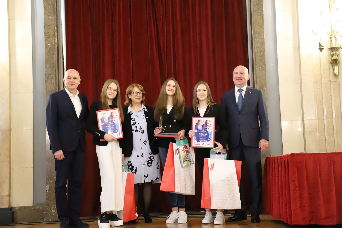 Pobednički tim-učenice iz OŠ Dositej Obradović iz Iriga, Nenad Popović Olivera Popović Zoran Radojičić