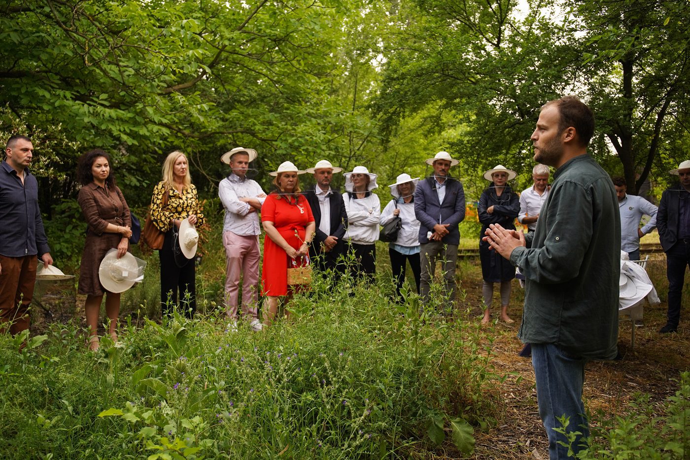 zvanice i David Mardešić na otvaranju biznis pčelinjaka
