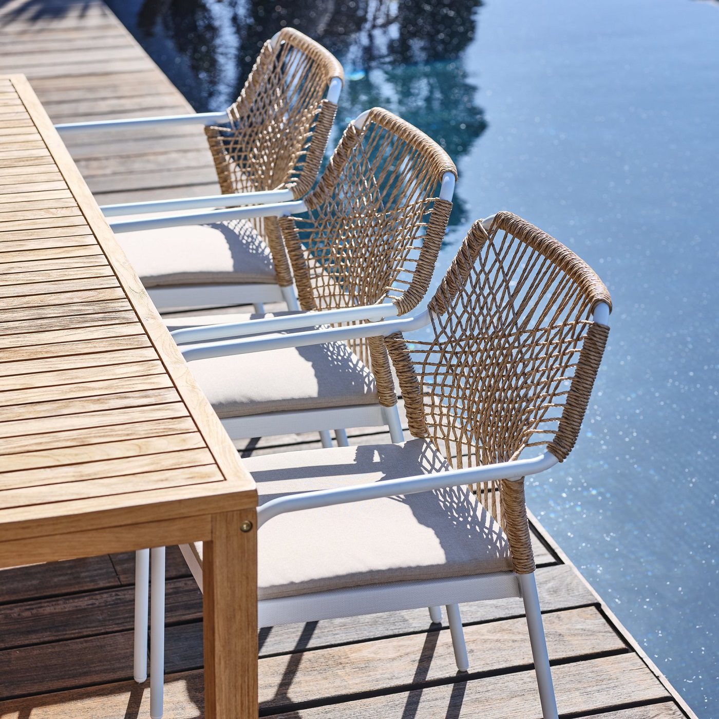 JYSK baštemski namštaj od tikovine