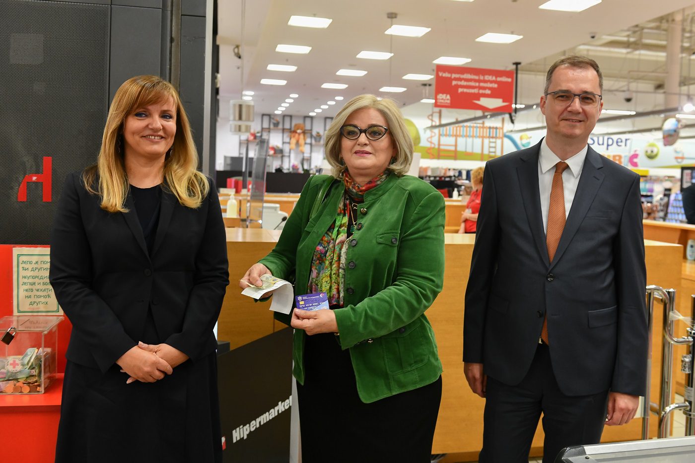 Violeta Kovačević, generalna direktorka kompanije  Mercator-S, Jorgovanka Tabaković, guverner  Narodne banke Srbije, i Nikola Vuletić, predsednik  Izvršnog odbora UniCredit Bank Srbija