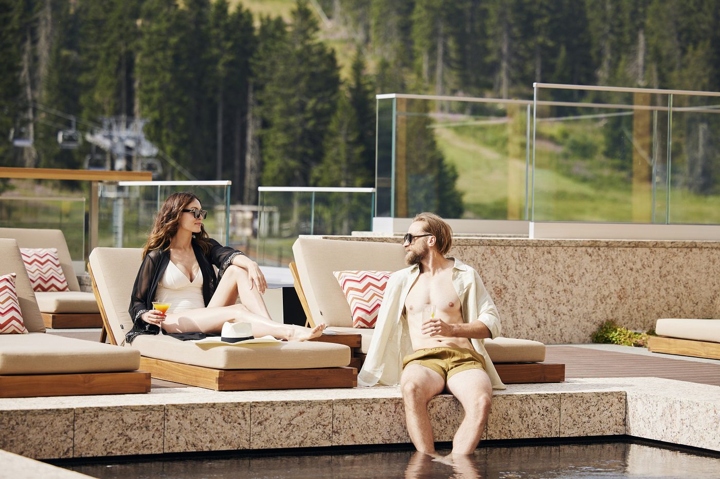 Opuštanje pored bazena uz luksuznu uslugu Hotela Viceroy Kopaonik