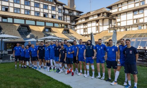 Muška odbojkaška reprezentacija Srbije ispred hotela Grand Kopaonik