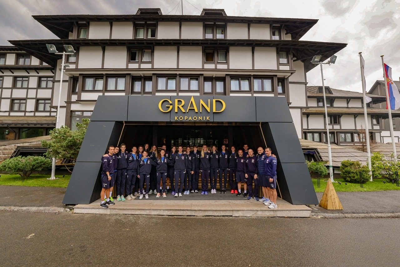 Ženska odbojkaška reprezentacija ispred hotela Grand Kopaonik