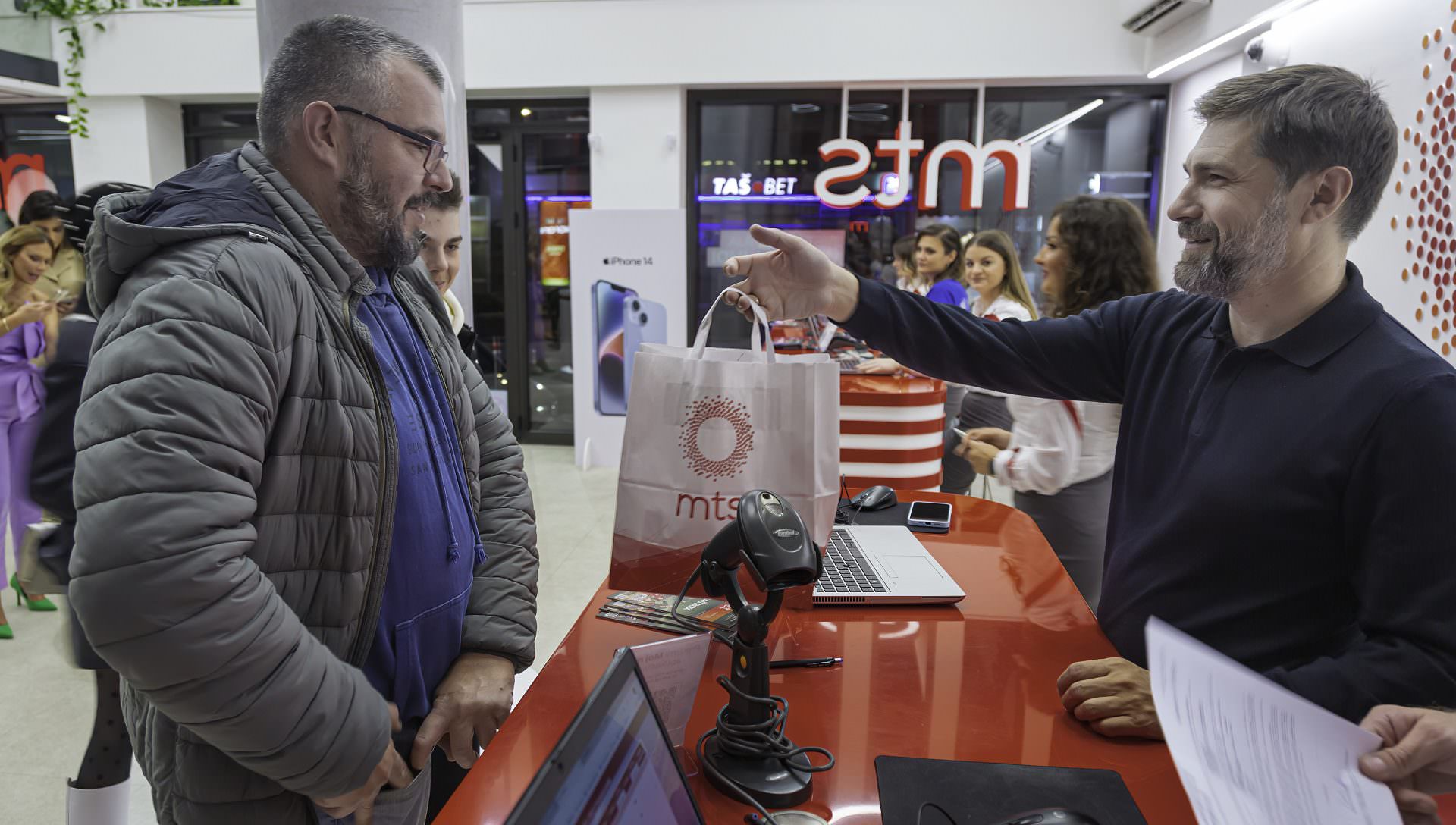 Glumac Nebojša Milovanović uručuje iPhone 14