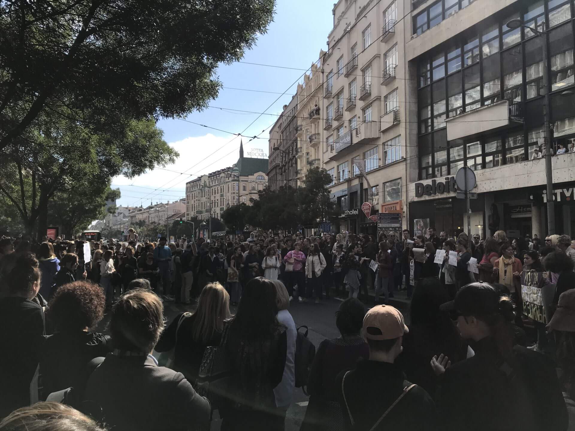 Protest ispre Informera (BIZLife)