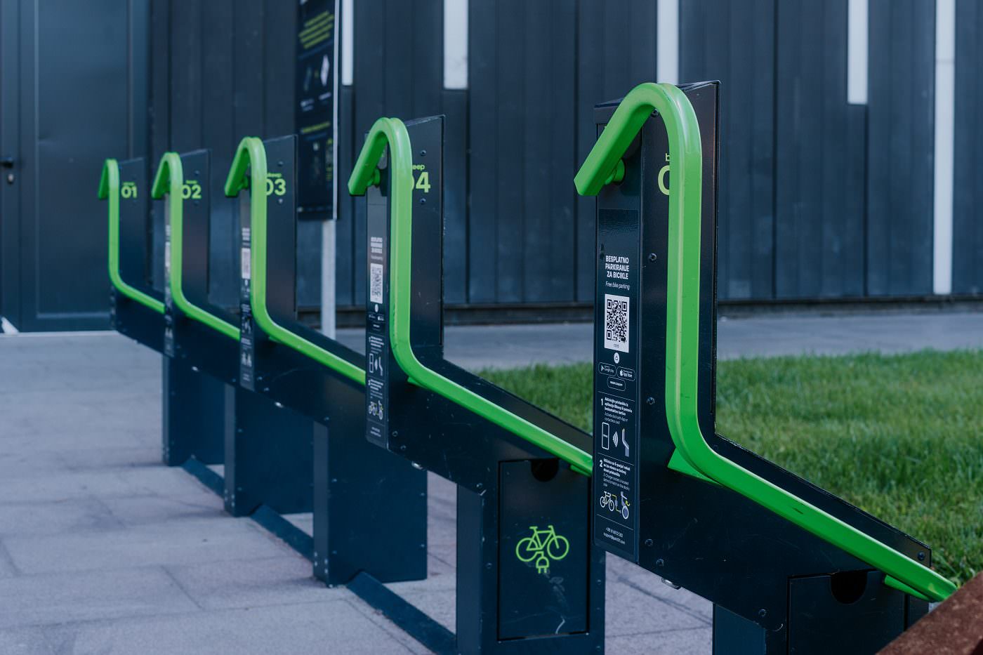 Parking stanica i punjači za električne bicikle i trontinete ispred Ušća