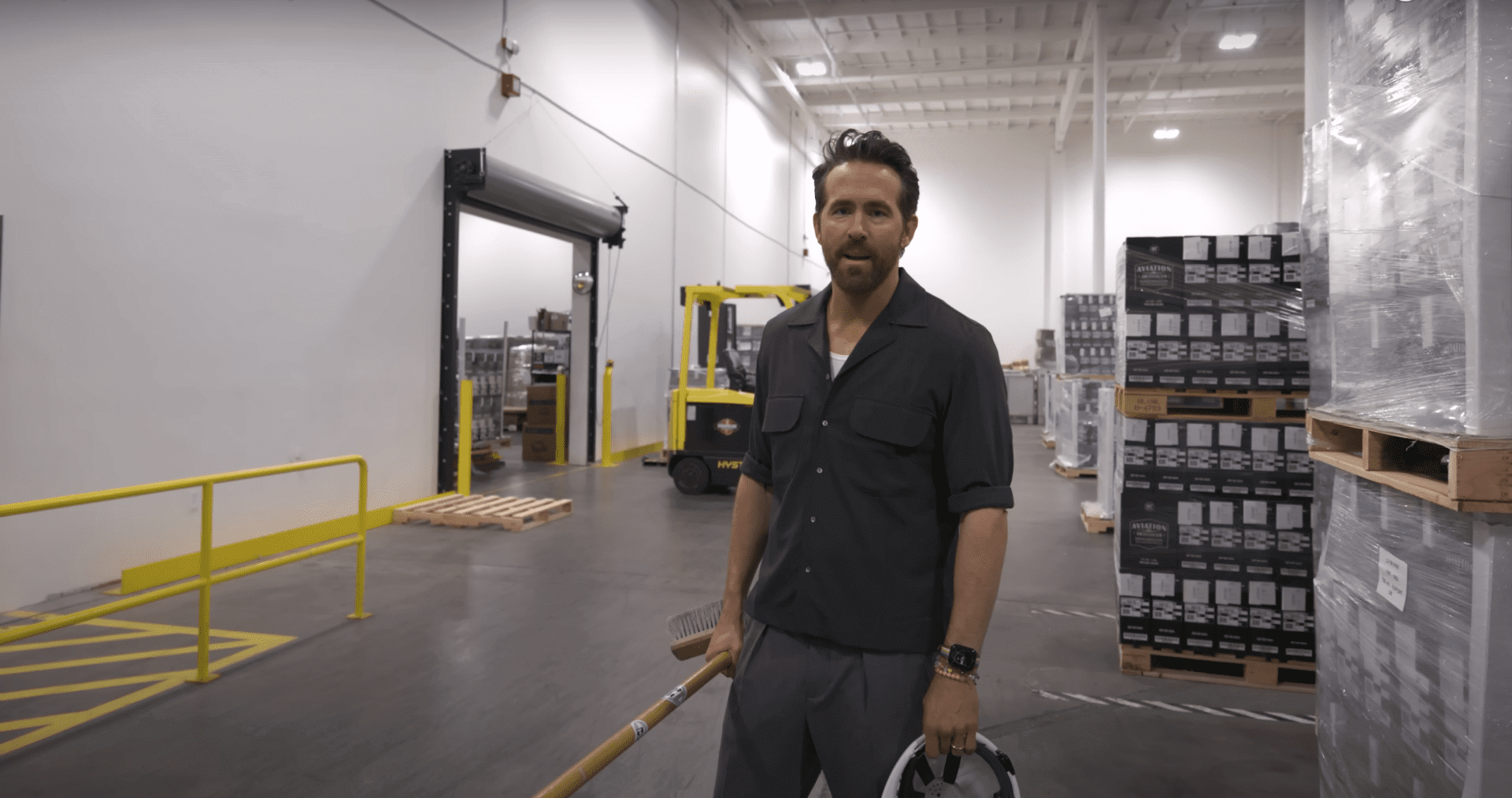 Rajan Rejnolds, destilerija, posao (YouTube)