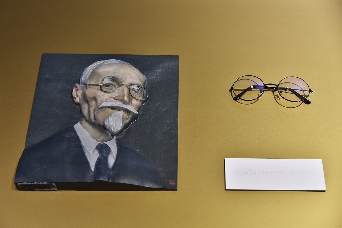 AUTORPORTRET POSTAVA ZA SLEPE I SLABOVIDE