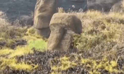 Moai statue (TW Scrn)