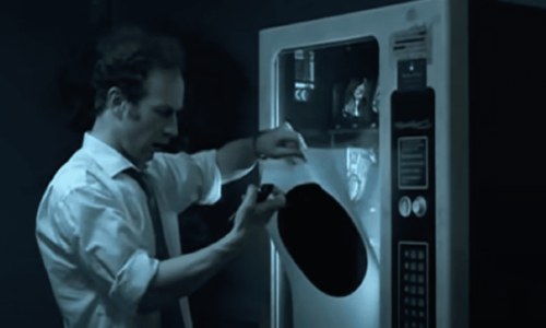 Film Crna rupa, pohlepa