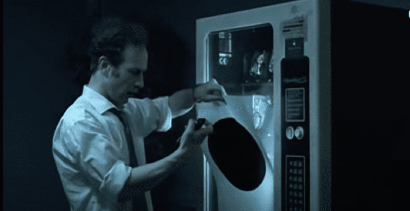 Film Crna rupa, pohlepa