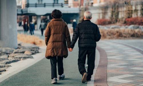 Šetnja, pešaci (Unsplash)