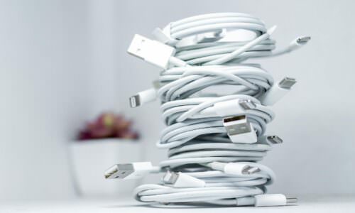 Punjač, mobilni telefon (Unsplash)