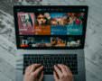 Serije, laptop (Unsplash)