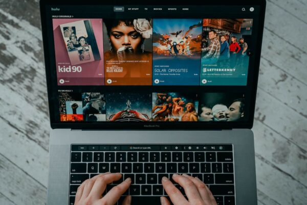 Serije, laptop (Unsplash)