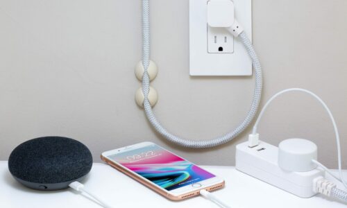 iPhone, punjač, telefon (Unplash)