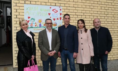 Predstavnici kompanije NIS i vrtić Kolibri, Zajednici zajedno
