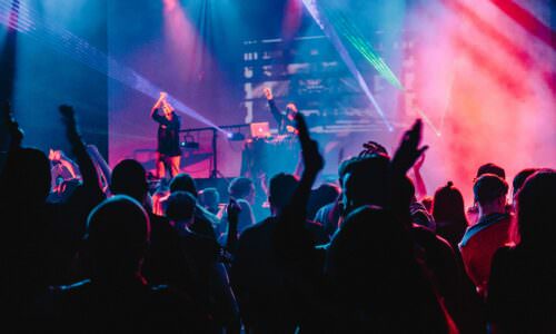 Žurka, klub, koncert (Unsplash) BIZ Bendovi