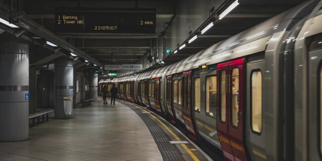 Metro, voz, pripremni radovi (Unsplash)