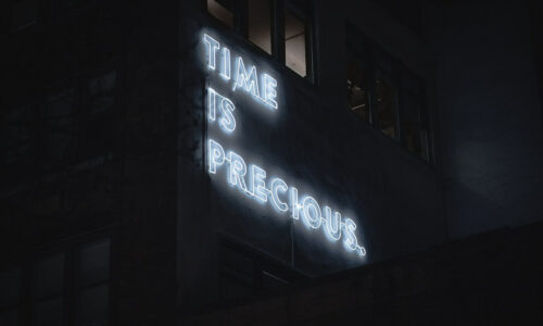 Vreme, natpis, neon (Unsplash)