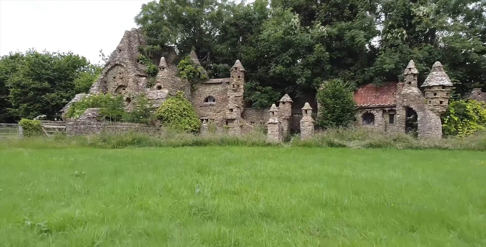 Hobitska kuća, farmer (YouTube)