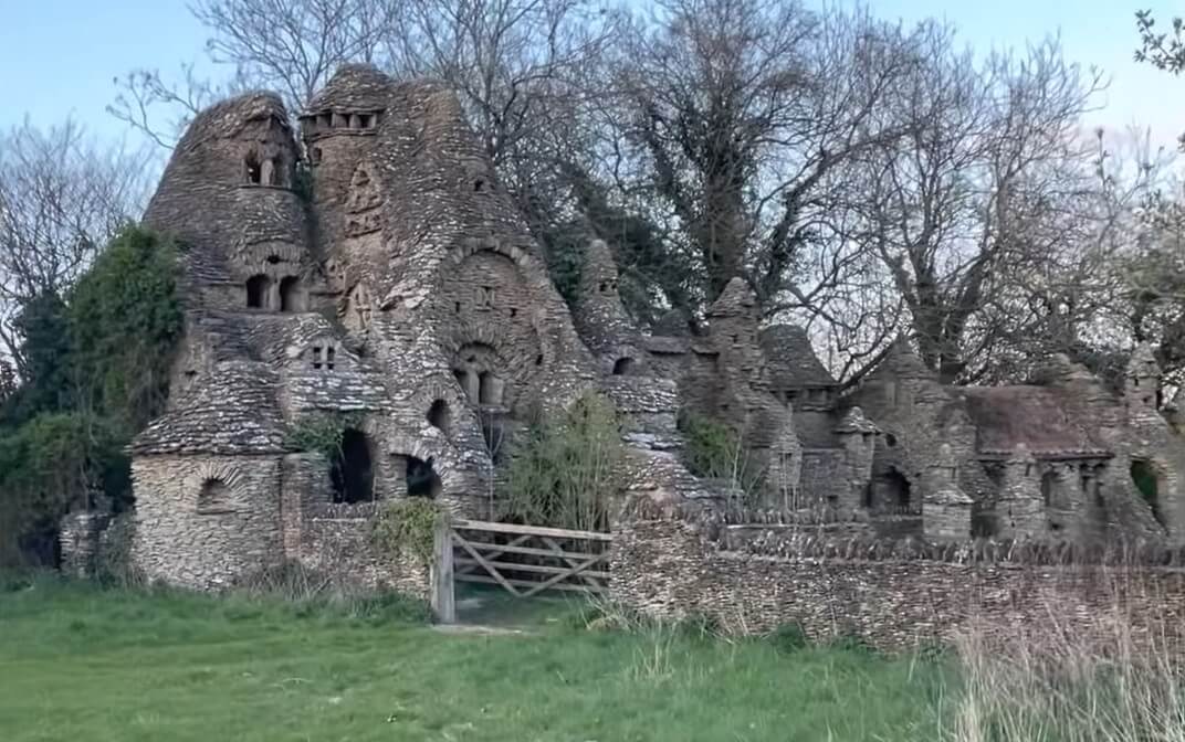 Hobitska kuća, farmer (YouTube)