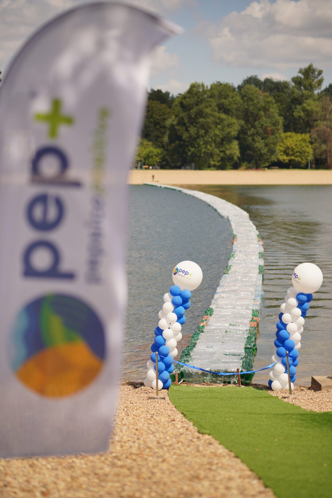 Plus za planetu - promena počinje od tebe - struktura od plastičnih flaša na Adi Ciganliji
