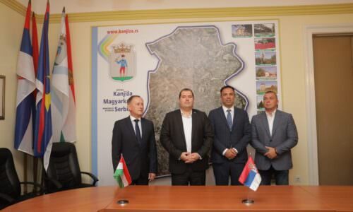 Ambasador Jožef Mađar, Obrad Tadić, Robert Fejstamer i Nebojša Rakić, Led osvetljenje u opštini kanježa