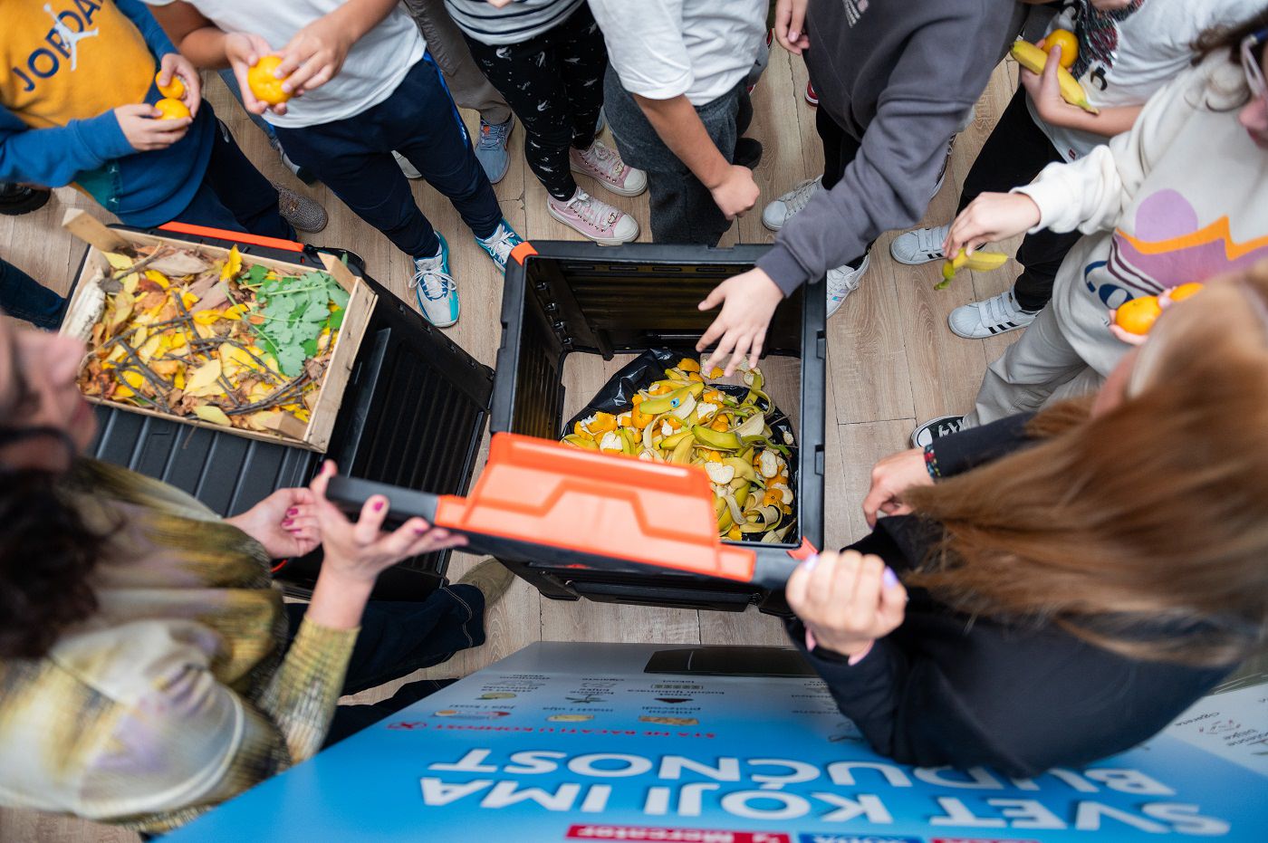 Odlaganje otpada u komposter, foto Stefan Simonović