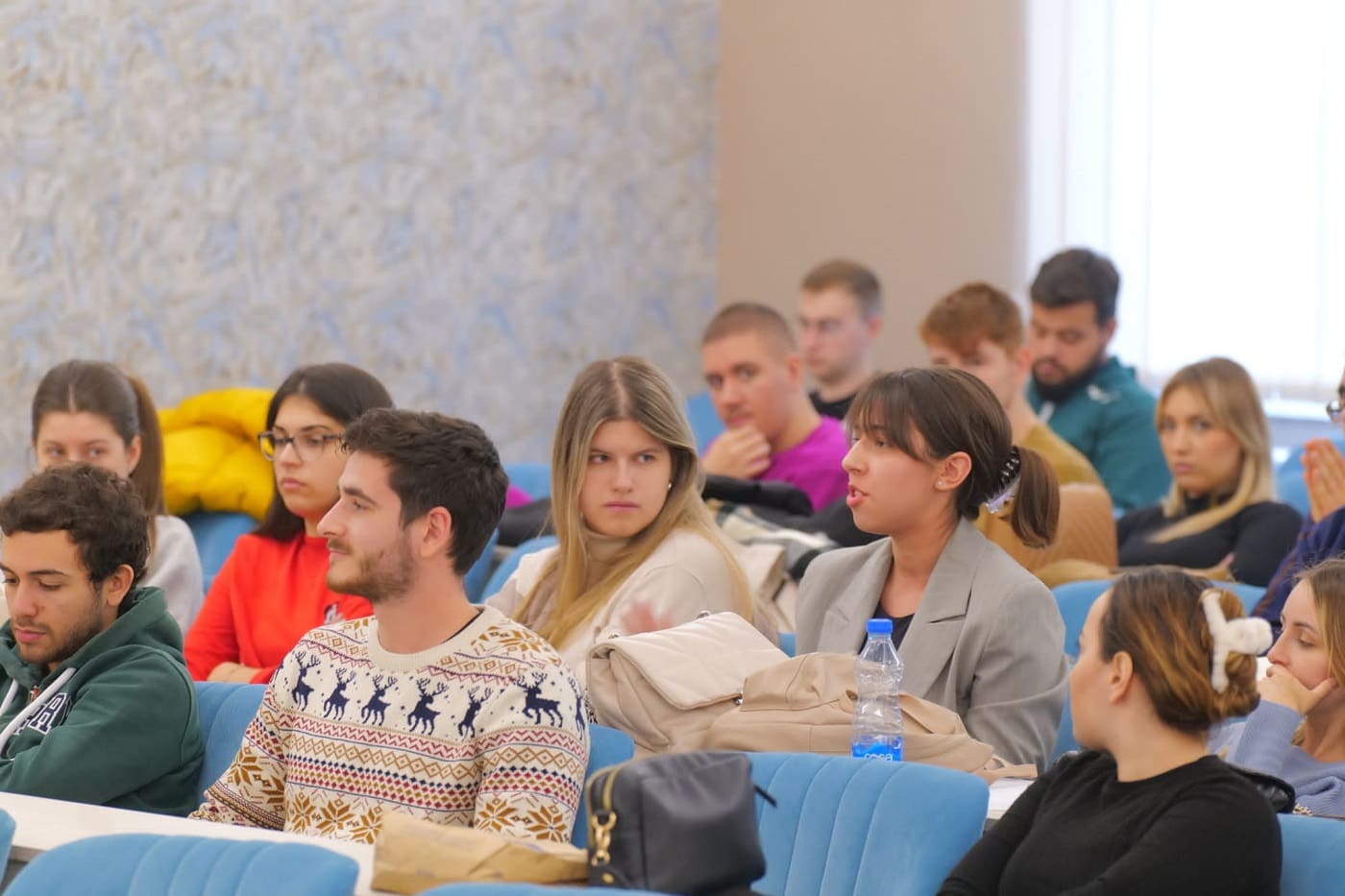Studenti na predavanju nj.e. Emanuela Žiofrea