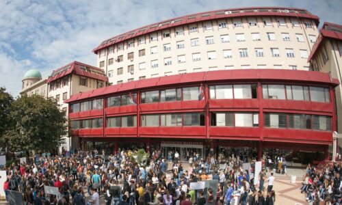 Zgrada i studenti - Ekonomski fakultet