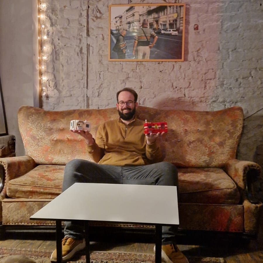 Nikola Opačić, Crveni kiosk