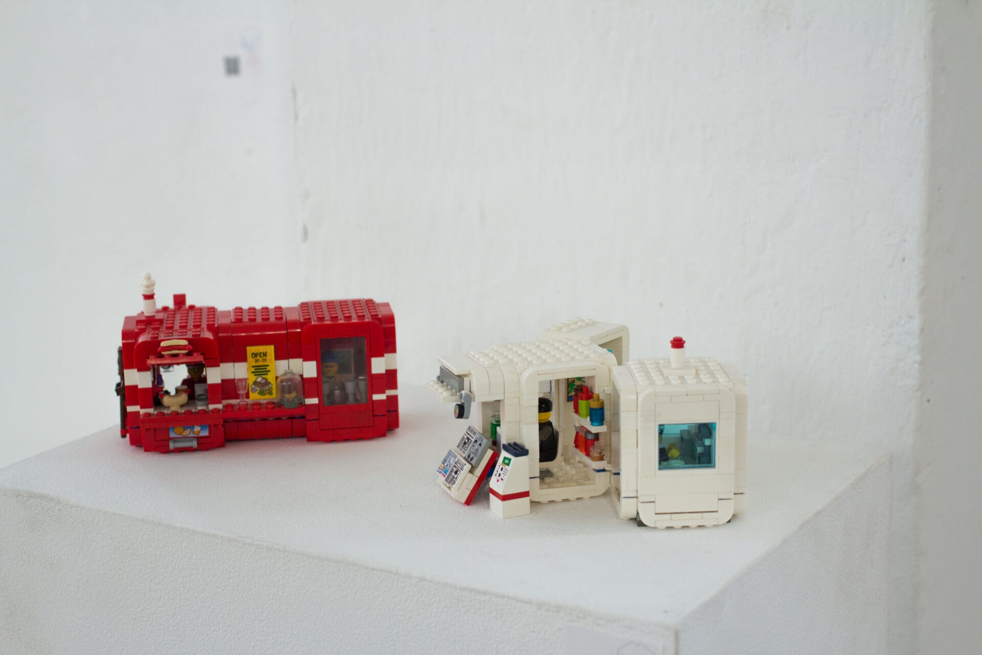 Nikola Opačić, Crveni kiosk