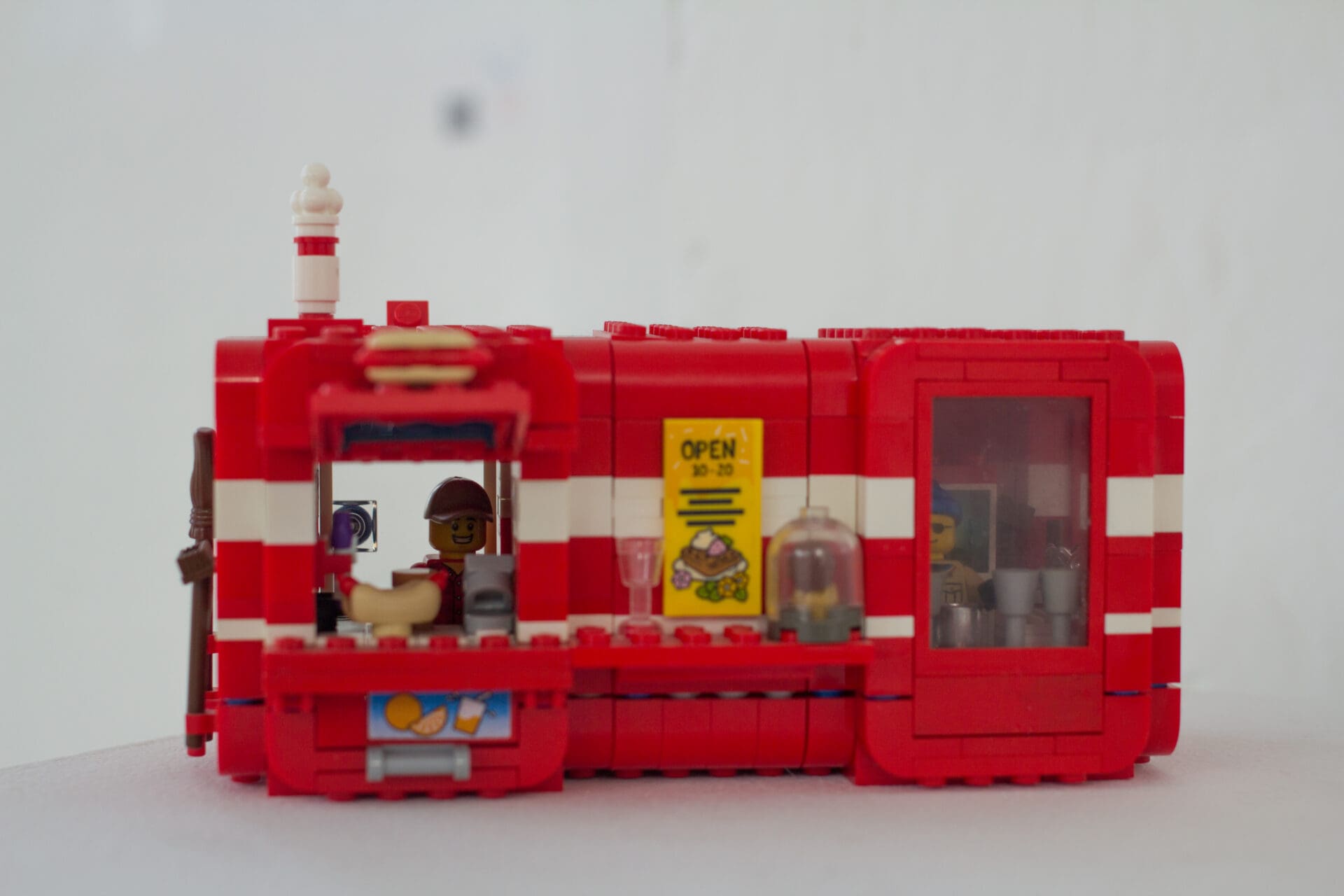 Nikola Opačić, Crveni kiosk