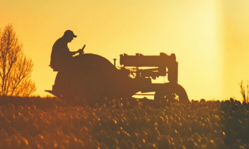 Radio na njivi, njiva, traktor