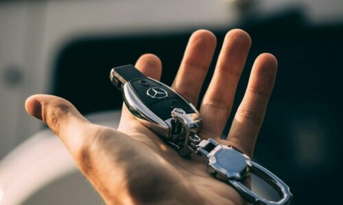 influenserka za automobile, automobili, ključ