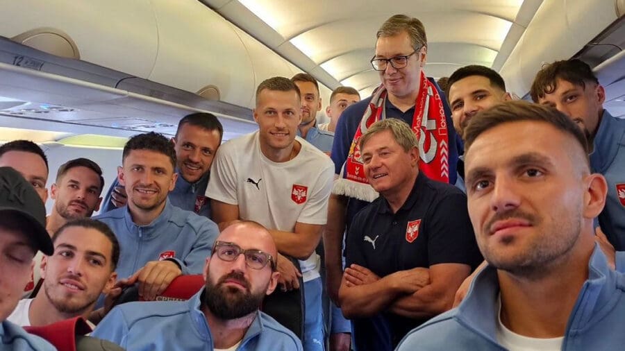 Ana Brnabič, Vučić u avionu sa fudbalerima