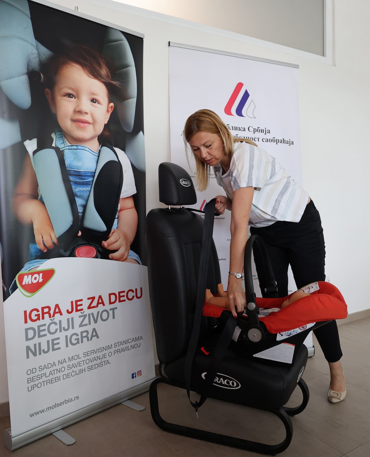 Demonstracija pravilnog postavljanja dečijeg auto sedišta