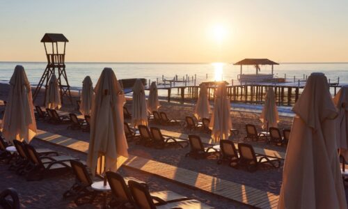 Plaža, ležaljke, more